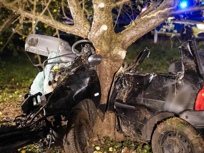 Ein Fahrzeug ist nach einer Kollision mit einem Baum zerstört