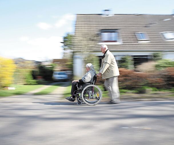 Ein Senior schiebt seine Frau im Rollstuhl: Das Landratsamt könnte künftig als Modellkommune Pflegeberatung für Betroffene und Angehörige aus einer Hand bieten. Foto: Mascha Brichta/dpa