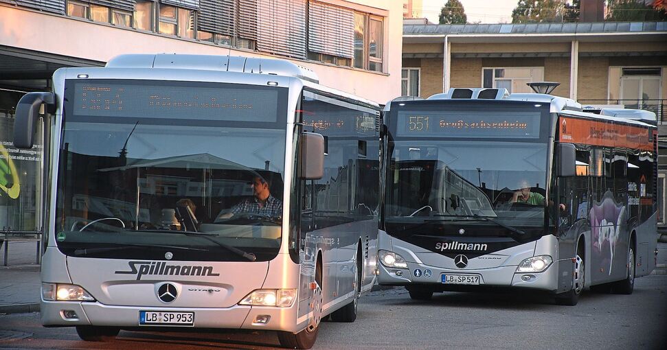 Busfahrerinnen und Busfahrer erhalten mehr Geld. Foto: Alfred Drossel