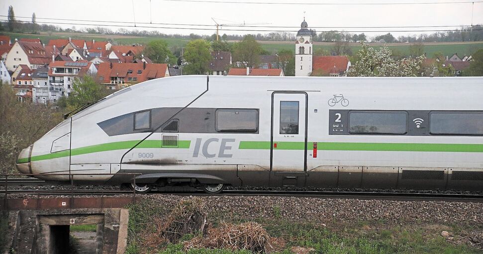 Der Öko-ICE passiert Metterzimmern. Für Eisenbahnfans war der Sommer reich an Motiven mit den schnellen Zügen.Foto: Alfred Drossel