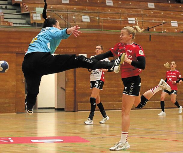 Treffer: Antje Lauenroth überwindet Halles Torhüterin Anica Gudelj.Foto: Baumann