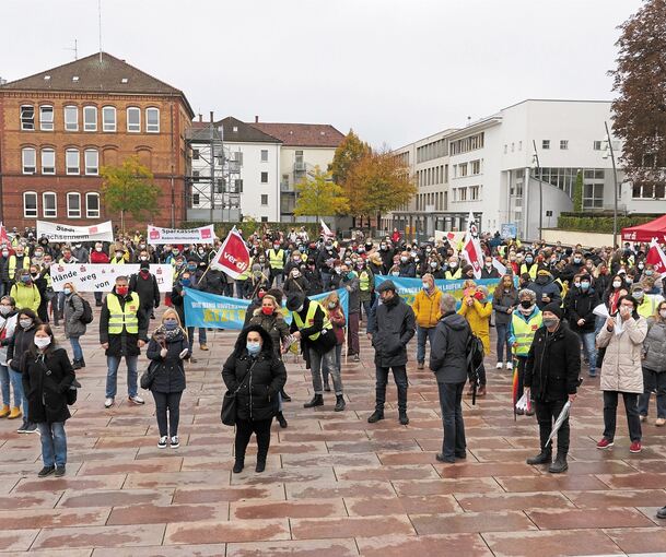 Auf dem Rathaushof treffen sich die Streikenden zur Kundgebung. Foto: Andreas Becker