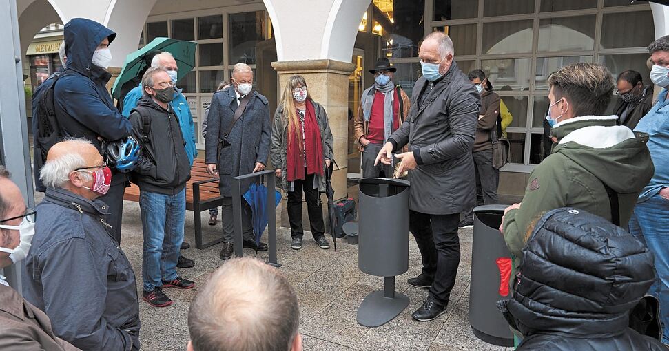 Bemusterung: Bauamtsleiter Dieter Wanner zeigt den Stadträten Mülleimermodelle für die Fußgängerzone.Foto: Andreas Becker