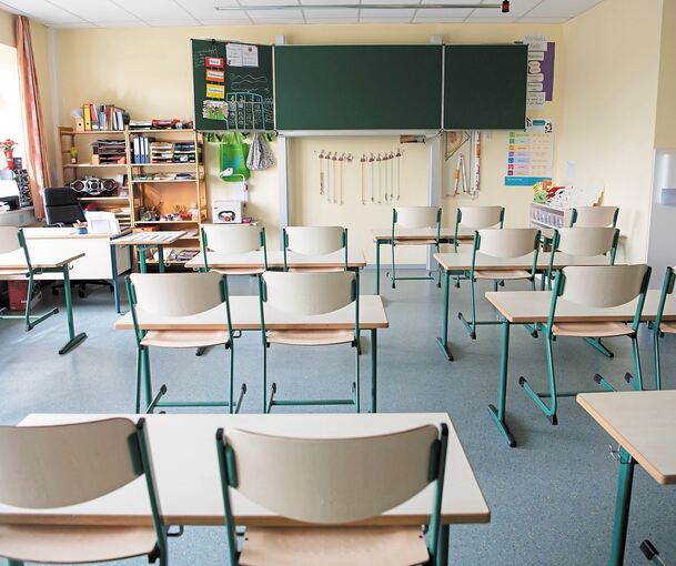 Wenn Lehrer krank oder in Quarantäne sind, bleiben manche Klassenzimmer leer. Foto: Sina Schuldt/dpa