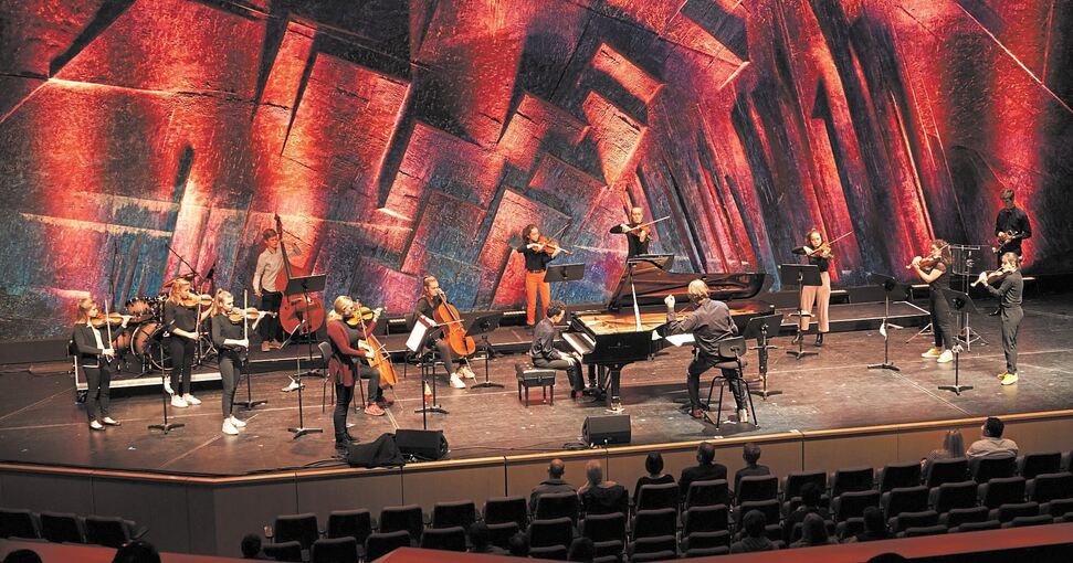 Lichte Reihen wider Willen: Das Kammerorchester des Eberhard-Ludwigs-Gymnasiums Stuttgart in Aktion im Forum. Foto: Andreas Becker