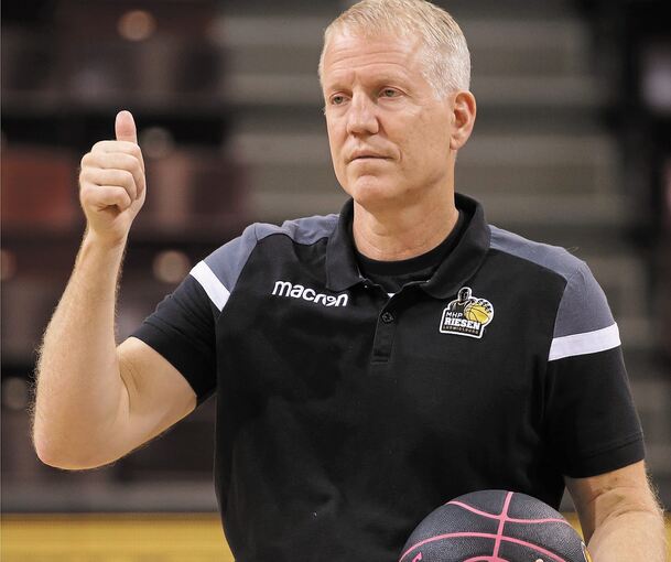 Daumen hoch für die jüngsten Transfers: Riesen-Trainer John Patrick freut sich über seine drei erfahrenen Neuverpflichtungen. Foto: Baumann