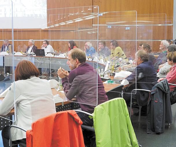 Ein gläsern-verspiegelter Saal wegen des Infektionsschutzes: Jeder Sitz im Gemeinderat hat links und rechts eine Plexiglasscheibe bekommen. Foto: Holm Wolschendorf