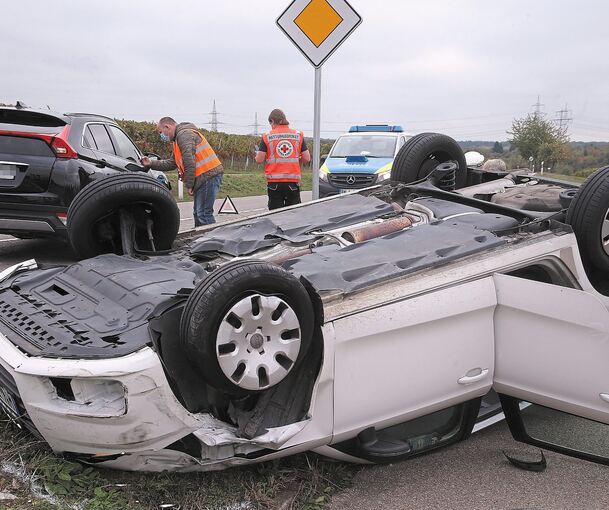 Drei Leichtverletzte hat es bei einem Auffahrunfall gegeben, der sich am Samstag gegen 10.20 Uhr auf dem Autobahnzubringer zwischen dem Kreisel Ottmarsheim und der Autobahnanschlussstelle Mundelsheim ereignet hat. Laut Polizei fuhr eine 26-Jährige vo