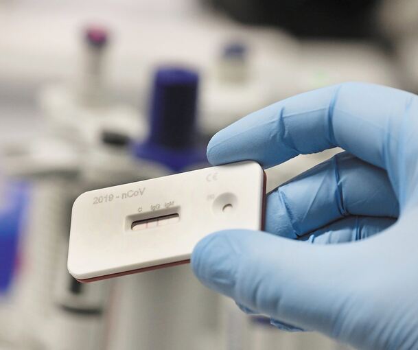Das Ergebnis eines Schnelltests liegt in der Regel nach 20 Minuten vor.Archivfoto: Bodo Schackow/dpa