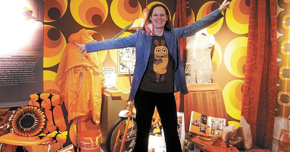 Museumsleiterin Catharina Raible und die Sendung mit der Maus. Alles in Orange.Foto: Alfred Drossel