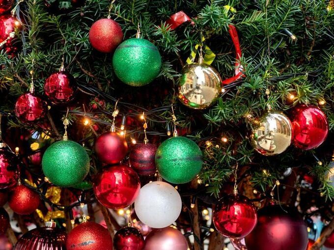 Ein Nadelbaum ist weihnachtlich geschmückt