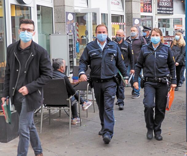 Die Polizei rückt mit großem Aufgebot aus, hier in Kornwestheim zur Kontrolle in Gaststätten. Foto: Holm Wolschendorf