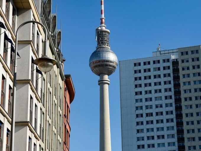 Wohnhäuser und Fernsehturm in Berlin