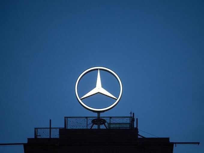Der Mercedes-Stern ist auf einem Turm zu sehen