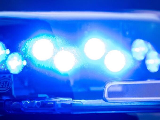 Ein Blaulicht leuchtet auf dem Dach einer Polizeistreife