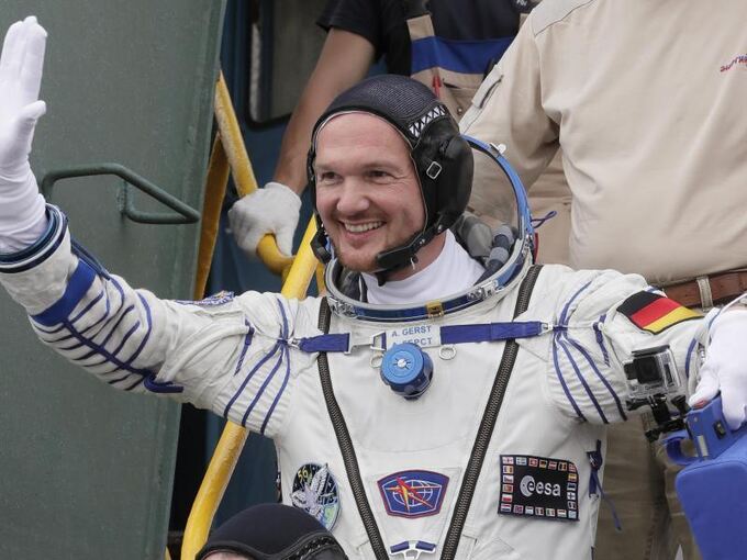Der Astronaut Alexander Gerst winkt vor dem Abflug zur ISS