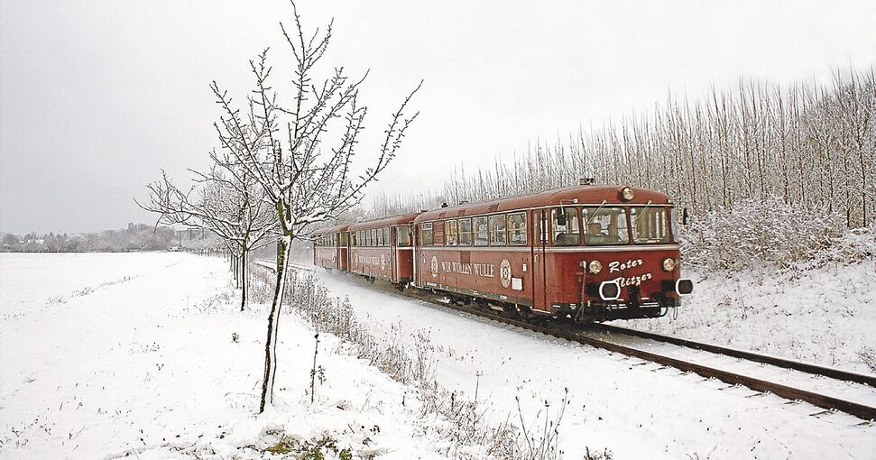 Mit dem roten Schienenbus durch die weiße Landschaft – solche Bilder wird es dieses Jahr nicht geben. Foto: LKZ-Archiv