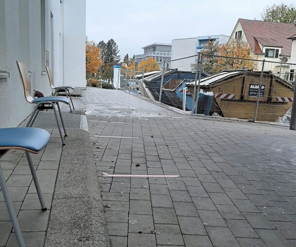 Die Stühle vor der Notaufnahme sind für Patienten und deren Begleiter, die sich wegen Corona vor Betreten des Gebäudes registrieren müssen. Foto: privat