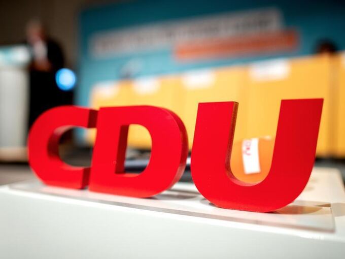 Das CDU-Logo steht bei einem Parteitag auf dem Rednerpult