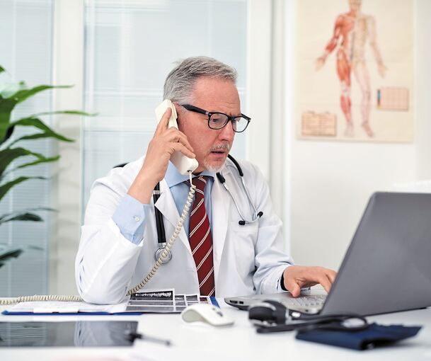 Beim Telefonat mit dem Patienten kann der Arzt anhand der beschriebenen Symptome oft schon erkennen, ob ein Coronaabstrich erfolgen muss oder lediglich eine Erkältung vorliegt. Foto: Minerva Studio /stock.adobe.com