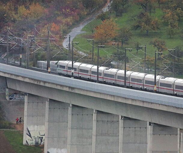 Auf der erneuerten Strecke e sind jetzt wieder Züge mit 280 „Sachen“ unterwegs.Fotos: Alfred Drossel