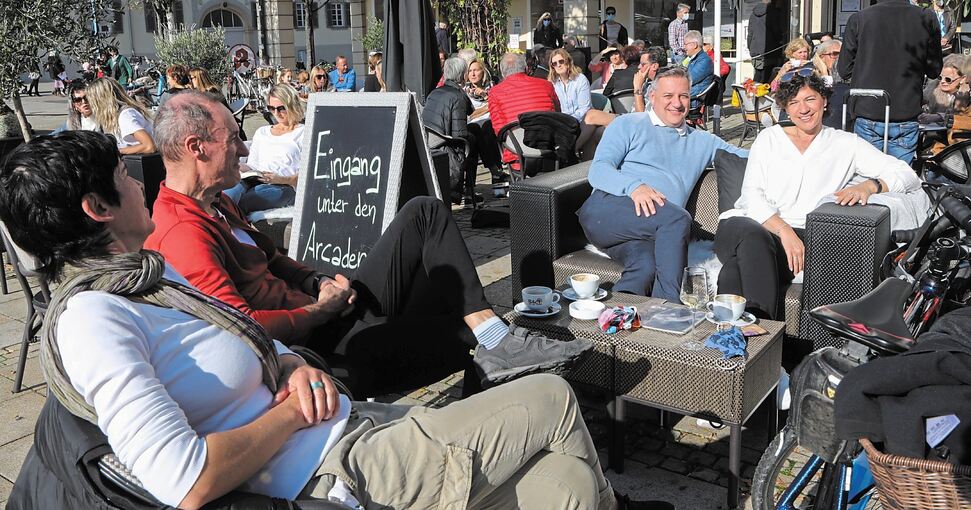 Sonnenbaden bei einem Café auf dem Marktplatz - noch ist Ludwigsburg weit davon entfernt. Archivfoto: Ramona Theiss