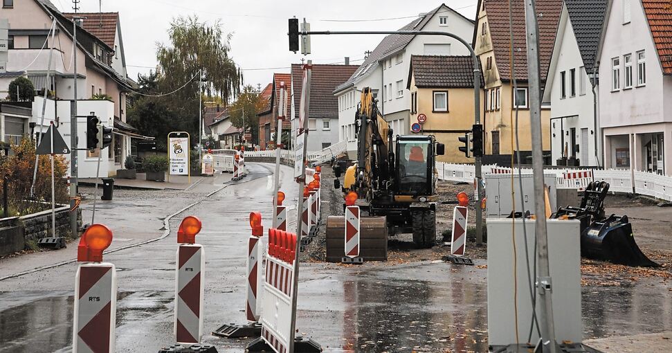 Noch bis ins kommende Frühjahr wird die Hauptstraße in Rielingshausen saniert, die Bushaltestellen werden barrierefrei umgestaltet. Fotos: Ramona Theiss