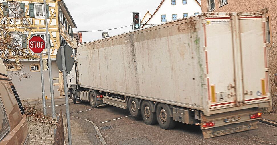 Ein Lastwagen verstopft den Heimerdinger Ortskern: Solche Zustände sollen bald vorbei sein. Archivfoto: Karin Rebstock