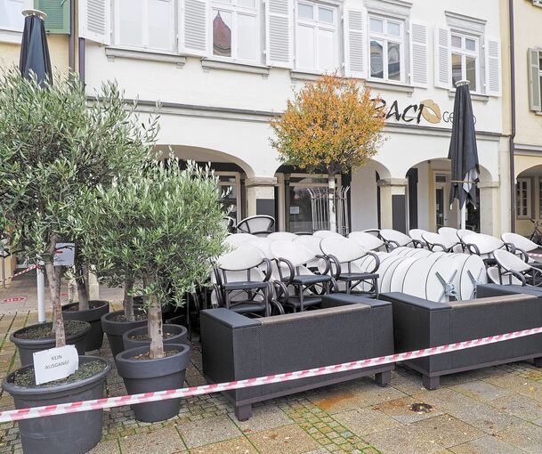 Tische und Stühle zusammengeklappt: Bis mindestens Ende November dürfen Gastronomen keine Gäste bewirten. Foto: Holm Wolschendorf