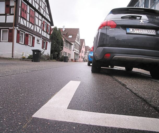 Die Umsetzung der Forderungen der Bürgerinitiative nach mehr Verkehrssicherheit für Fußgänger im Sachsenheimer Stadtteil Ochsenbach geht weiter. In einem ersten Schritt wurden die Blumenkübel in der Dorfstraße entfernt. Jetzt wurden der Parkierungs-