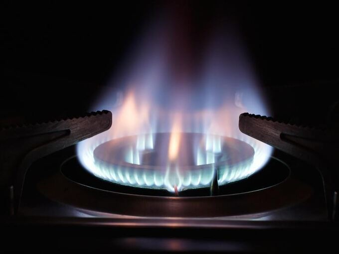 Eine Gasflamme brennt auf einem Herd Eine Gasflamme brennt auf einem Herd