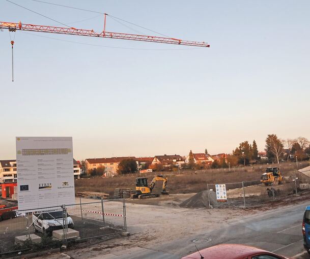 Links an der Fuchshofstraße ensteht eine neue Grundschule, rechts davon will Bonava Wohnungen bauen. Foto: Ramona Theiss