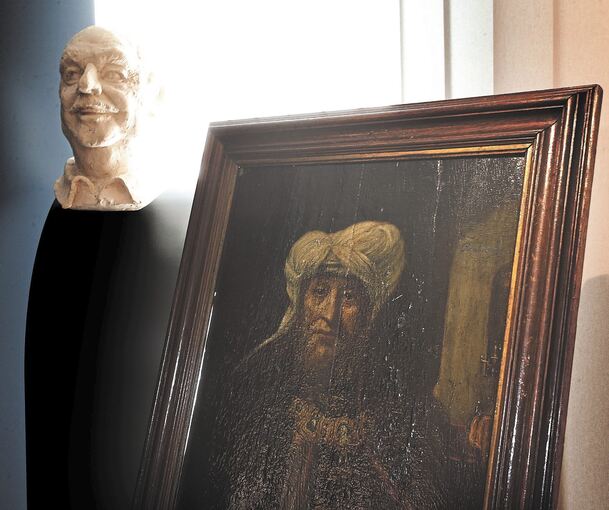 Neuerwerbung: Ein gefälschter Rembrandt vor der Kujau-Büste.
