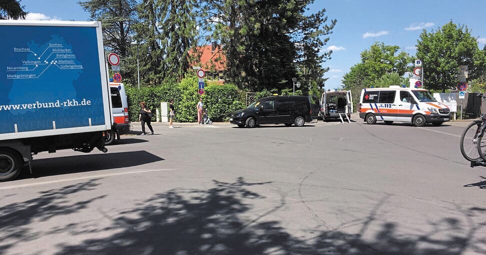 Kein Parkplatz mehr frei: Krankenwagen müssen Patienten vor der Dialyse auf der Straße ausladen. Foto: privat