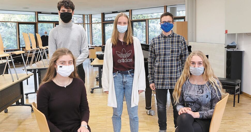 Schillerpreisverleihung unter Pandemiebedingungen: Katharina Hennen, David Häsler, Johanna Schönbrodt, Manuel Heger und Annemarie Fink (von links) wurden als Jahrgangsbeste der Kursstufe I im Schuljahr 2019/2020 geehrt.Foto: Ramona Theiss