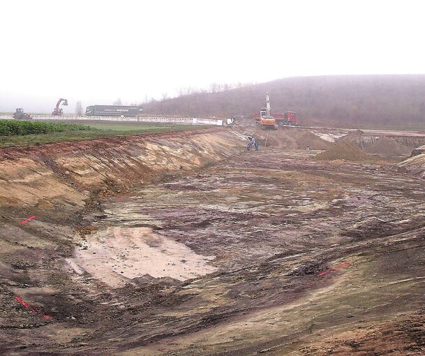 Mit dem Bau eines Regenrückhaltebeckens wurden die Erschließungsarbeiten für die Westerweiterung des Eichwald begonnen.Foto: Alfred Drossel