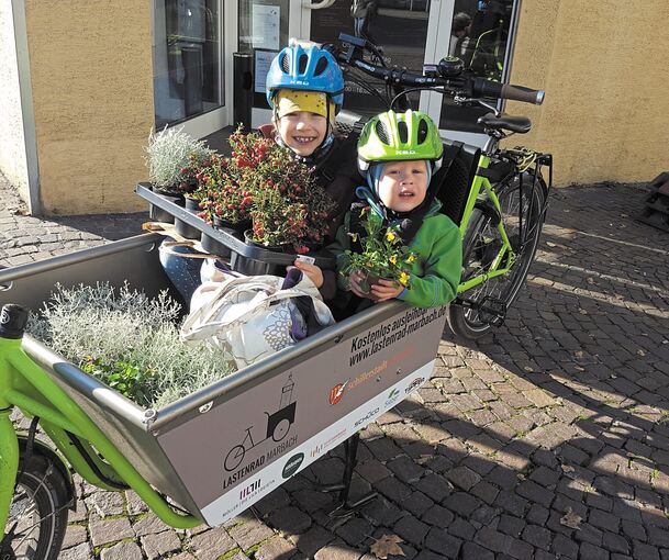 Mit Lastenrad und Kindern zum Marbacher Wochenmarkt: Da kann man eine Menge Pflanzen einkaufen und transportieren. Foto: privat