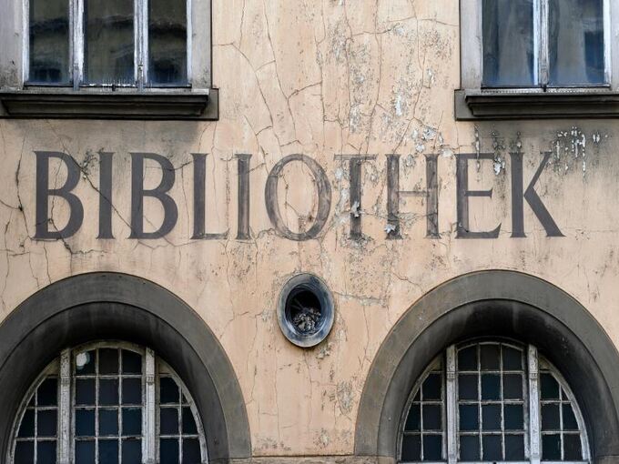 Der Schriftzug "Bibliothek" blättert von einer Fassade