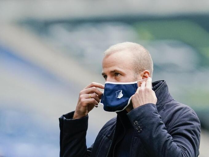 Hoffenheims Trainer Sebastian Hoeneß zieht seine Maske an