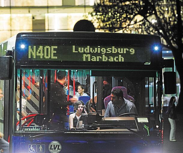 Seit 2001 bringen Nachtbusse die Nachtschwärmer in der Region sicher nach Hause – damals noch, wie auf dem Foto, als Ersatz für die S-Bahn. Nach der Einführung des S-Bahn-Nachtverkehrs wurde das Nachtbusnetz im Kreis auf 14 Linien ausgebaut, jetzt wi