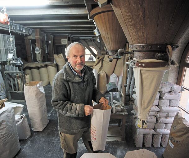 Müllermeister Jürgen Hübner an einem seiner Walzenstühle. 16 Passagen braucht es, bis aus dem Korn Mehl wird.Foto: Alfred Drossel