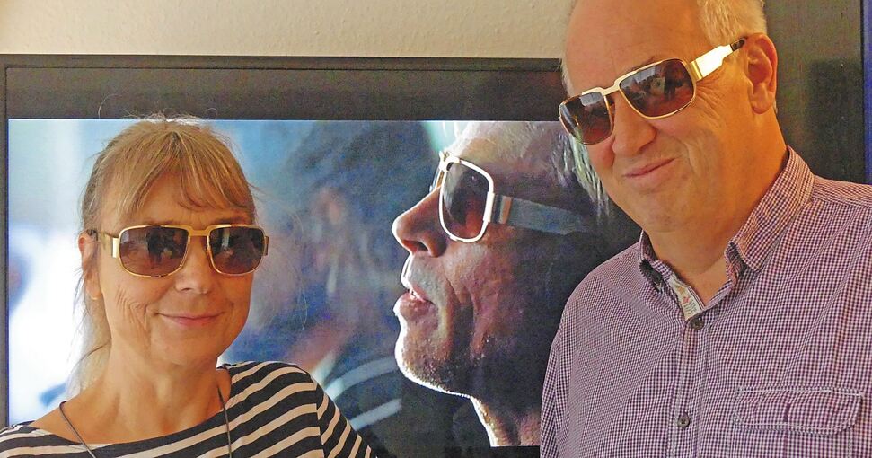 Immer schön den Durchblick bewahren: Sandra Nufer und Andreas Dünnbier tragen hier wie Sonnenbrillenfan Brad Pitt in Quentin Tarantinos Film „Once upon a Time in Hollywood“ der Columbia Pictures eine Nautic-Brille. Diese wurde in Gerlingen designt un