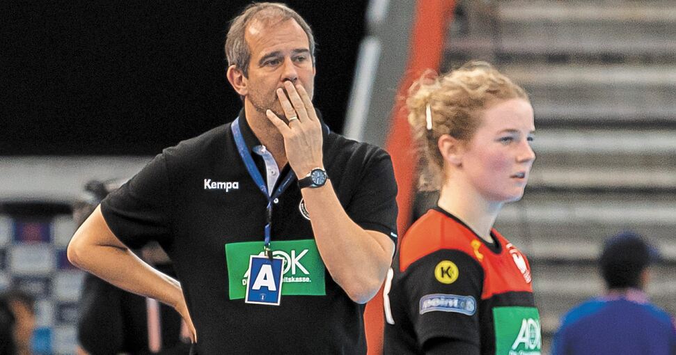 Henk Groener (links) muss improvisieren, nachdem etliche SG-Spielerinnen um Amelie Berger in Isolation sind. Foto: Marco Wolf/dpa