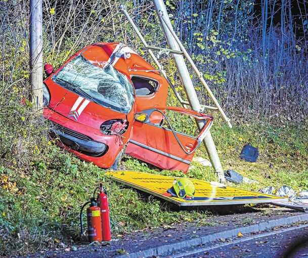 Ein Bild der Verwüstung bot sich den Rettungskräften nach dem Unfall am späten Donnerstagabend. Für den 36-jährigen Autofahrer kam jede Hilfe zu spät. Foto: KS-Images.de/Karsten Schmalz