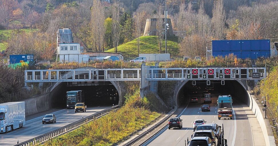 Noch geht es auf je drei breiten Spuren durch den Engelbergtunnel. Doch wenn die eigentliche Sanierung der Innenschalen beginnt, werden alle Fahrbahnen verengt und ein Teil des Verkehrs in der Gegenröhre geführt.