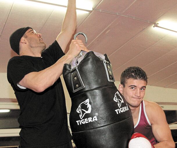 Trainer Achim Böhme (links) mit seinem Schützling Xhek Paskali im Jahr 2011 in der Boxhalle des MBC Ludwigsburg. Foto: Baumann