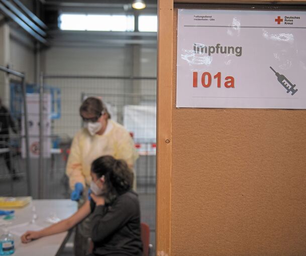 Das Deutsche Rote Kreuz probte den Ablauf einer Corona-Impfung am Wochenende in Ulm. Foto: Stefan Puchner / dpa