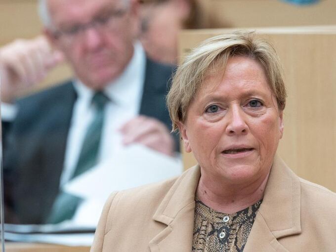 Susanne Eisenmann spricht im Landtag
