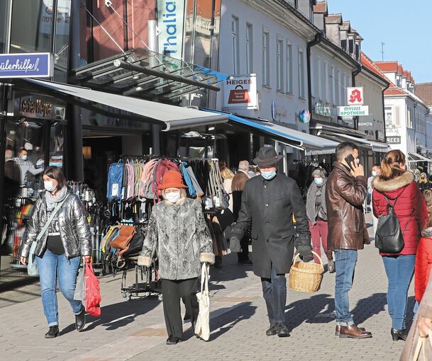 Nach der gültigen Landesverordnung gilt in hoch frequentierten Fußgängerzonen weiterhin: Maske auf!Archivfoto: Ramona Theiss