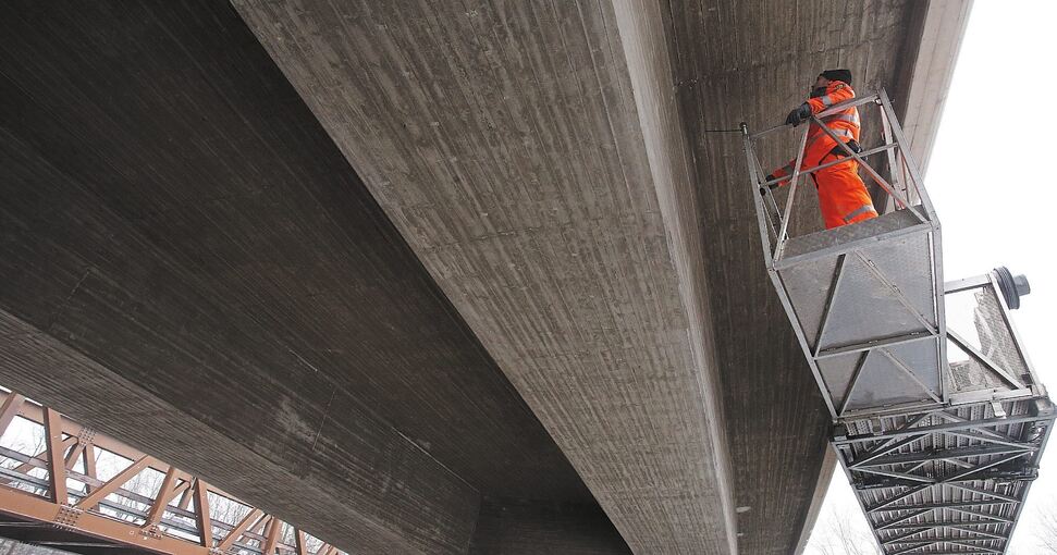 Mit einem Brückenuntersicht-Gerät wurde gestern die neue Egelseebrücke der Bundesstraße 10 über die Enz geprüft.Foto: Alfred Drossel
